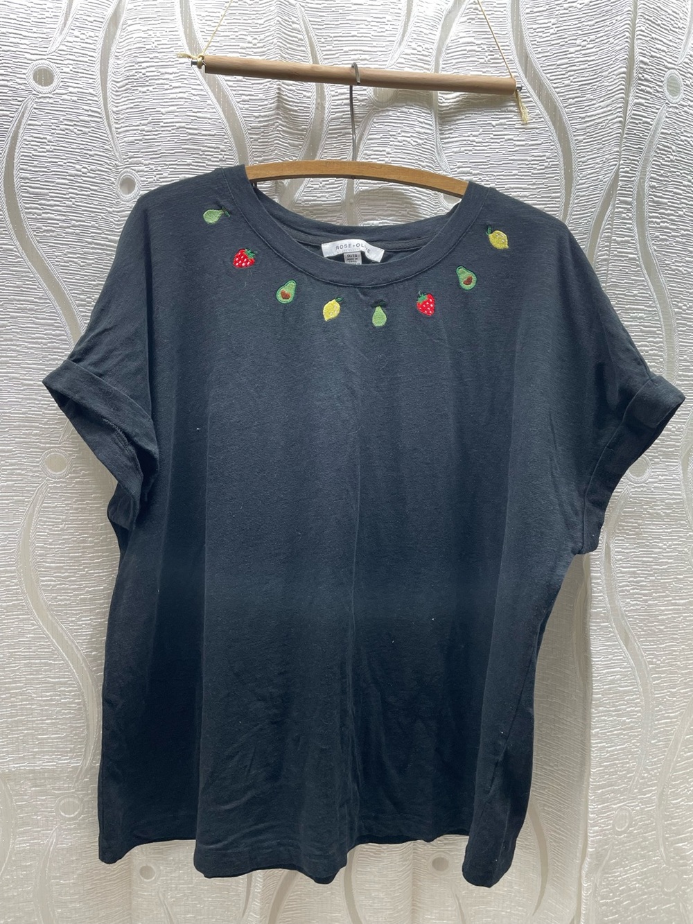 Rose + Olive‎ Fruit Embroidered T-Shirt Womens 1X Black Excellent Cuffed Sleeve